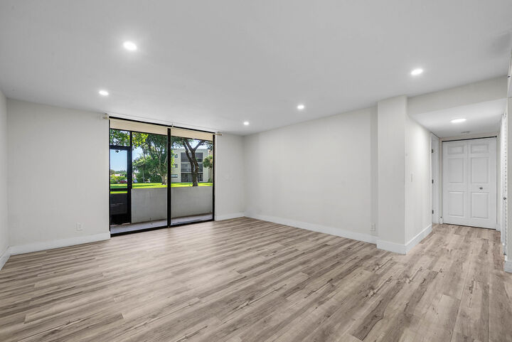 Property Photo:  5190 Las Verdes Circle 105  FL 33484 