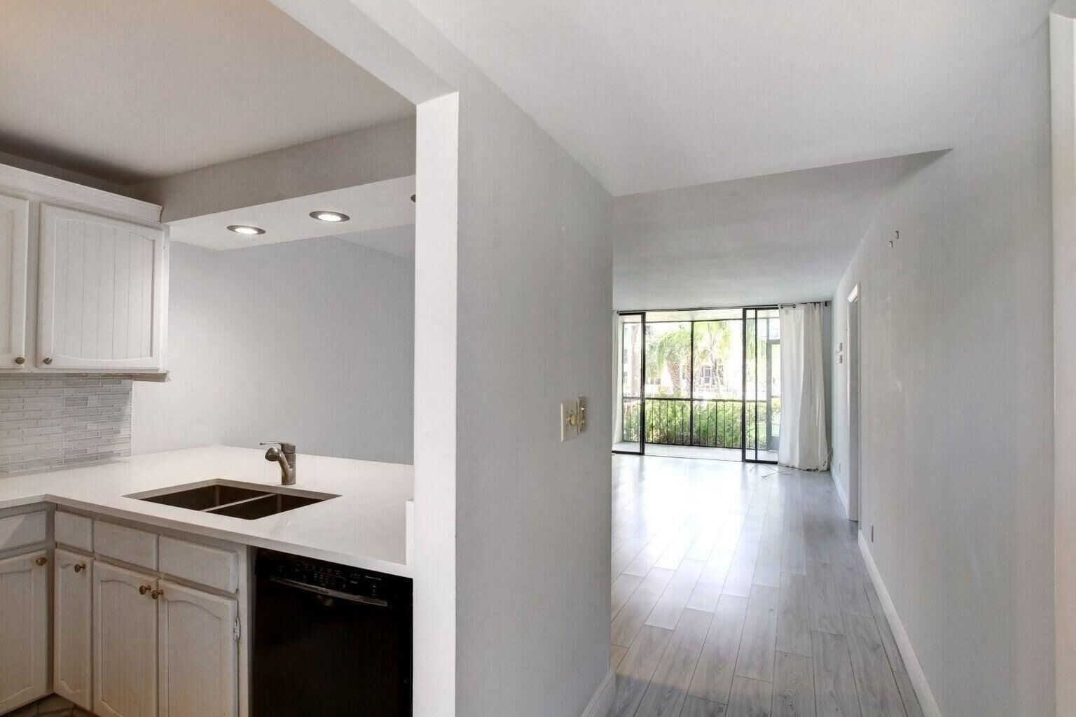 Property Photo:  11 Royal Palm Way 1040  FL 33432 