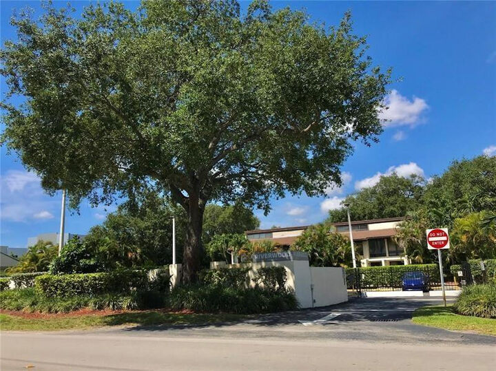 Property Photo: 19424 NE 26th Avenue 131B FL 33180