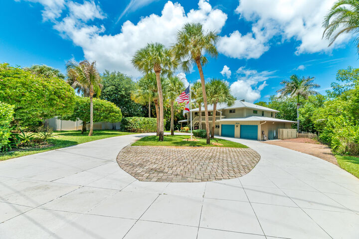 Property Photo: 304 SW Indian Groves Drive FL 34994