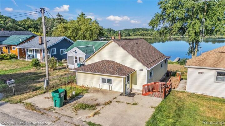 Property Photo:  2219 Gray Road  MI 48446 