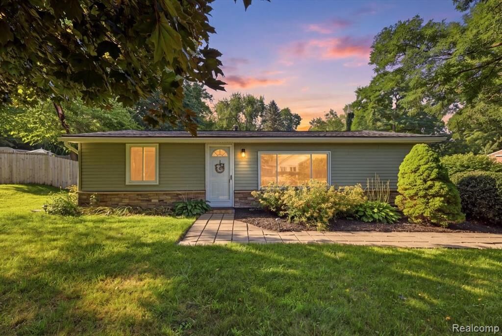 Property Photo: 9239 Villa Crest Drive MI 48346