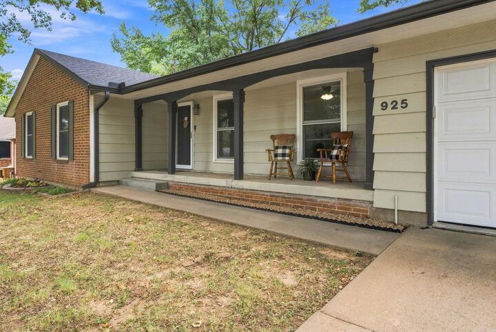 Property Photo:  925 E Wedgewood Dr  KS 67037-1945 