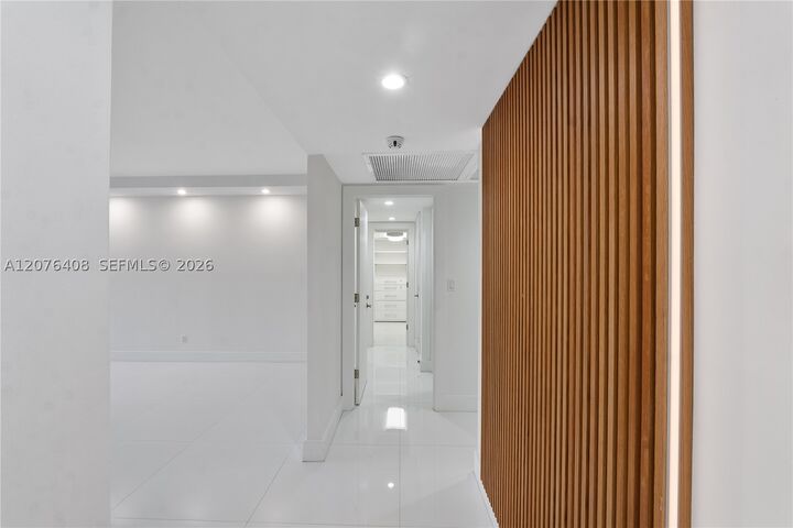 Property Photo:  90 Edgewater Dr 104  FL 33133 