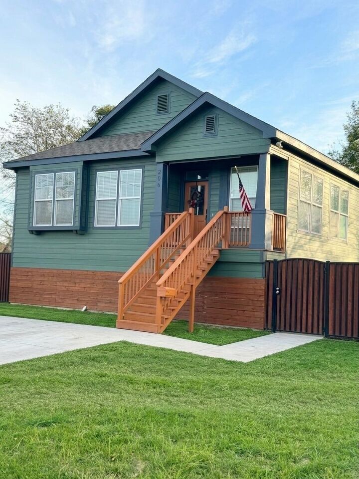 Property Photo: 206 12th Street TX 77630