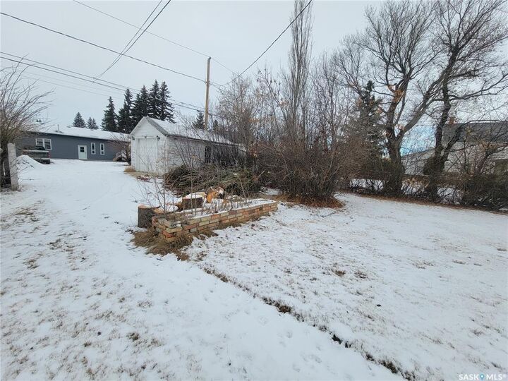 Property Photo: 411 1st Street W SK S0K 4W0