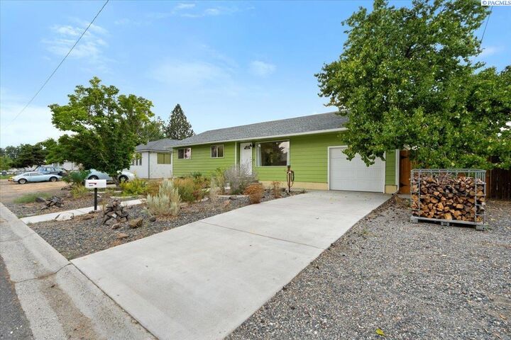 Property Photo:  2035 Blue Ave  WA 99354 