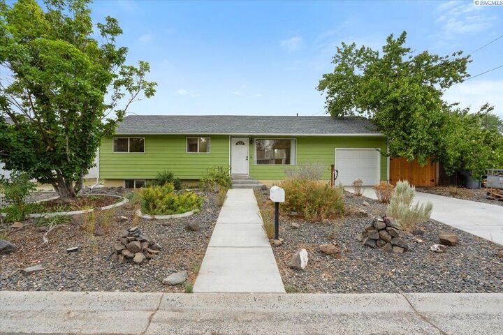 Property Photo:  2035 Blue Ave  WA 99354 