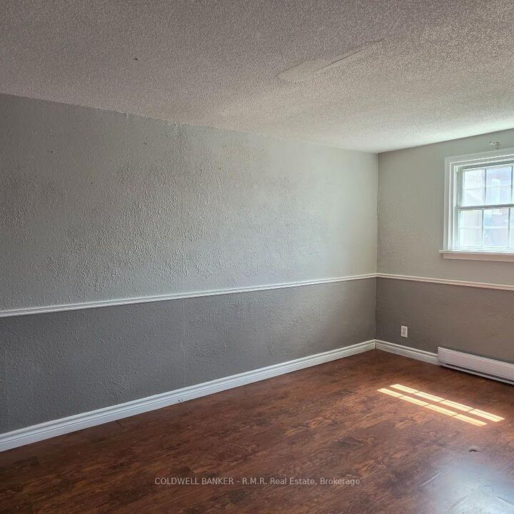 Property Photo:  47 William Street N 6  ON K9V 3Z9 