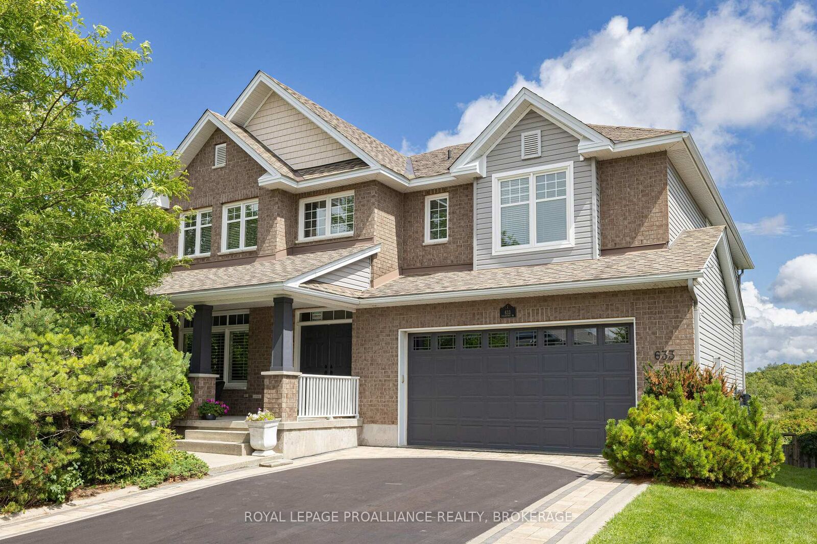 Property Photo: 633 Fieldstone Drive ON K7K 0C1