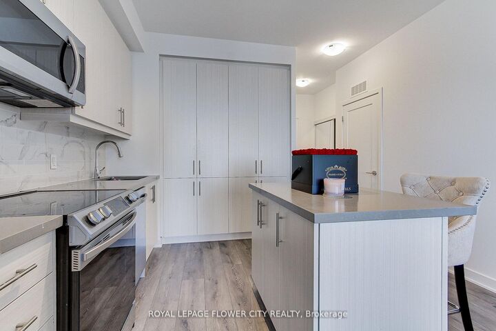 Property Photo:  95 Oneida Crescent 2305  ON L4B 0H5 