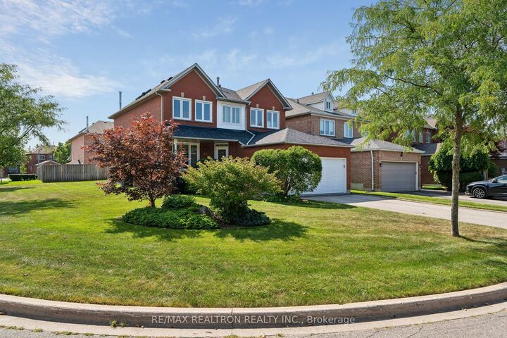 Property Photo: 76 Ventura Way ON L4J 7T4