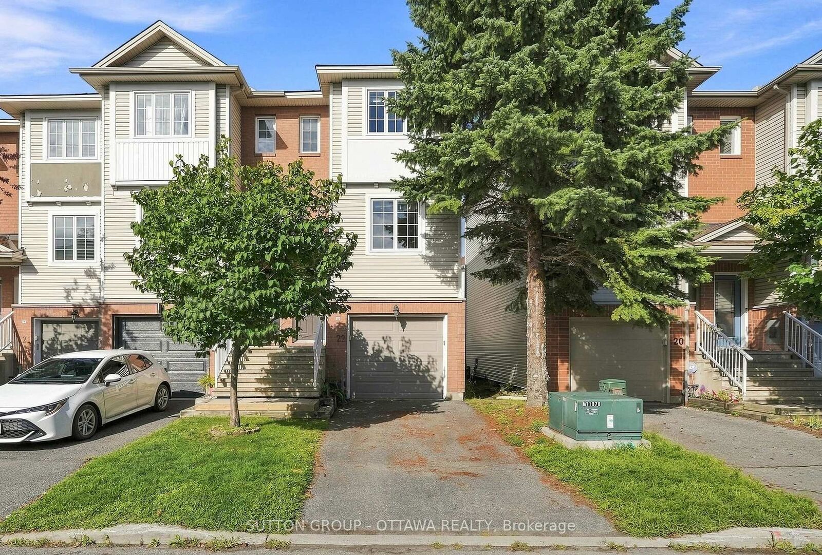 Property Photo:  22 Manhattan Crescent  ON K2C 4B4 