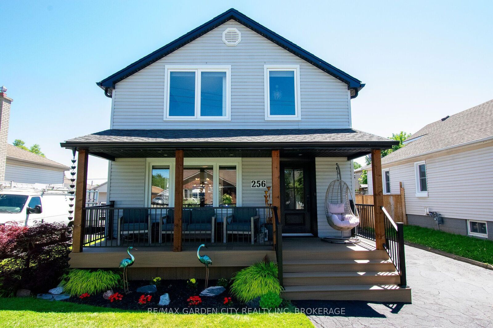 Property Photo:  256 Scholfield Avenue S  ON L3B 1N7 