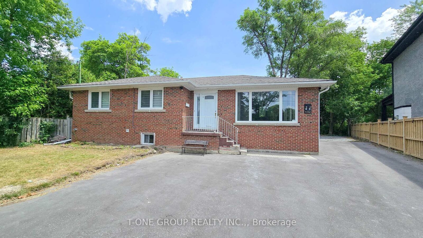 Property Photo:  452 Lynett Crescent Main  ON L4C 2V7 