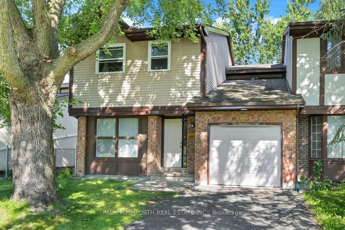 Property Photo:  2523 Hunters Point Crescent  ON K1T 2A3 