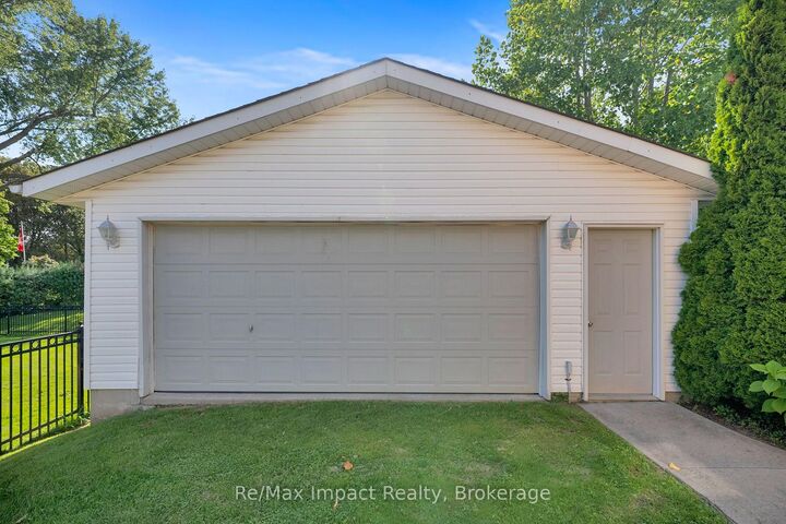 Photo de la propriété:  702 Westdale Court  ON L1J 5B5 