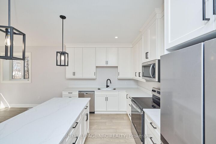 Property Photo:  196 Hodgkins Avenue  ON L2V 0M6 
