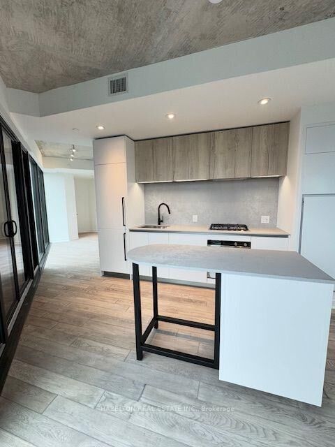 Property Photo: 2625 Dundas Street W 514 ON M6P 0C5