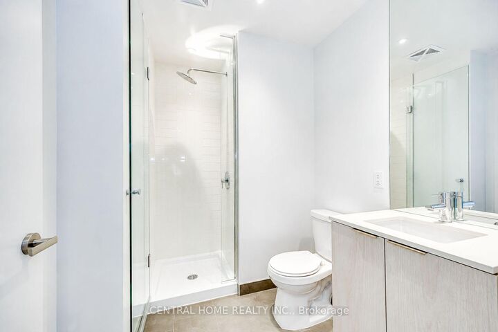 Photo de la propriété: 448 Burnhamthorpe Road 5511 ON L5B 0R4