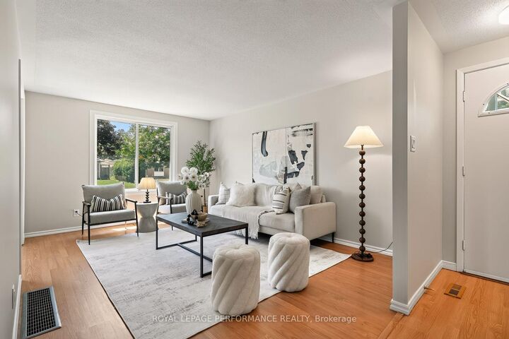 Property Photo: 2179 Erinbrook Crescent ON K1B 4J7