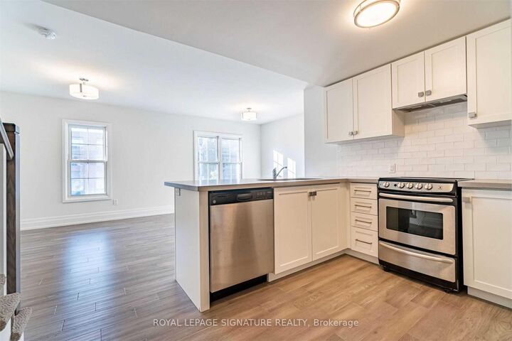 Property Photo: 760 Lakeshore Road E 202 ON L5E 1C7
