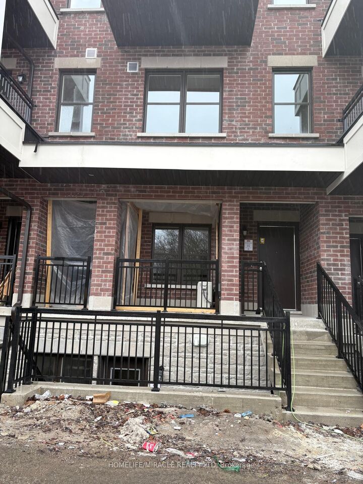 Property Photo: 15100 Yonge Street 211 ON L4G 4C8