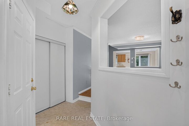 Property Photo: 102 Hawthorne Crescent ON L4N 9Y9