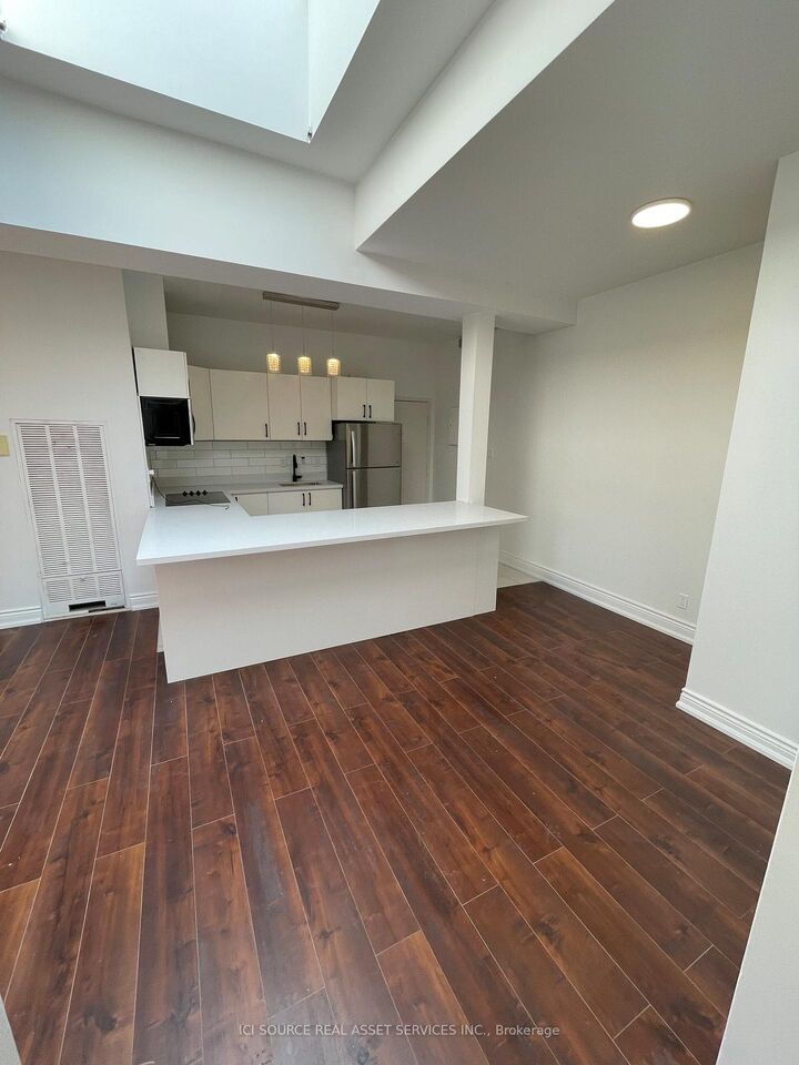 Property Photo:  754 Queen Street E 4  ON M4M 1H4 