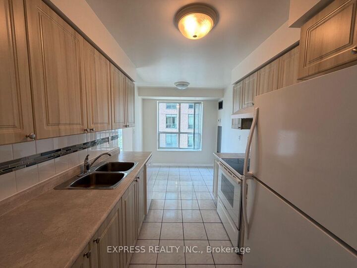 Property Photo:  39 Pemberton Avenue Ph11  ON M2M 4L6 