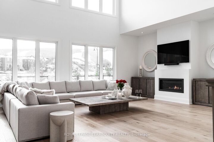Property Photo:  109 Stillwater Crescent S/T  ON L9Y 4P5 