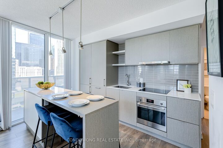 Property Photo: 100 Harbour Street 1702 ON M5J 0B5