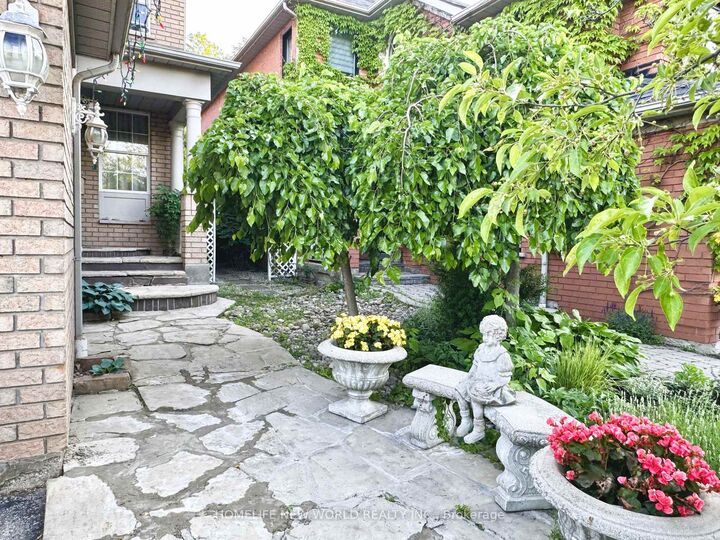 Property Photo: 2326 Yorktown Circle ON L5M 5Y2