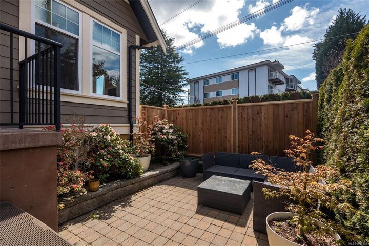 590 Simcoe St — photo 1