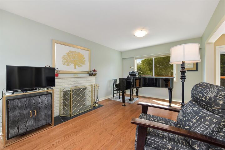 Property Photo: 3304 Aldridge St BC V8P 4L8