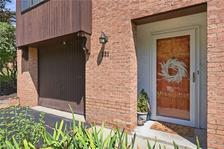 Property Photo: 221 Thornberry Dr PA 15237