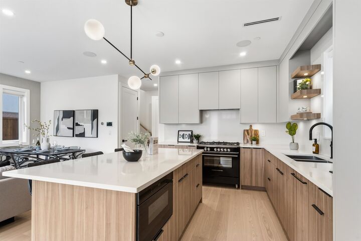 2258 Napier Street 1 — photo 1