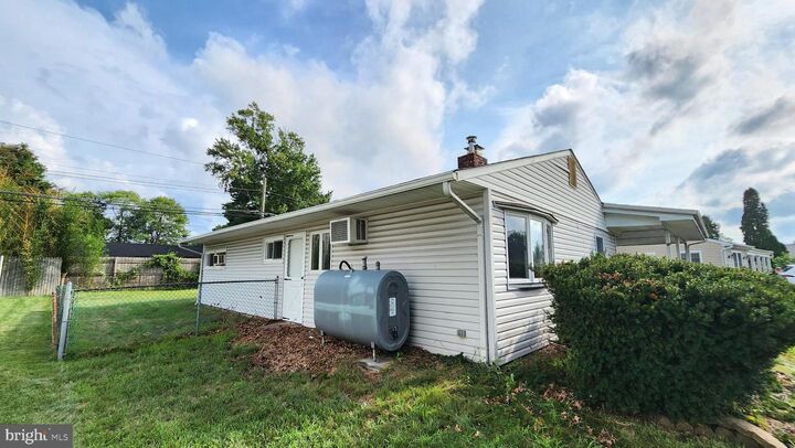 Property Photo: 34 Thaliabush Lane PA 19054