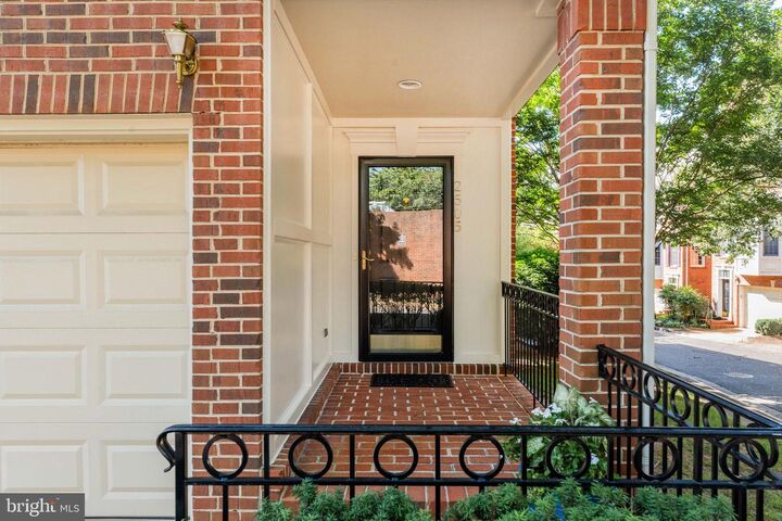 Property Photo: 2505 Hunton Place VA 22311