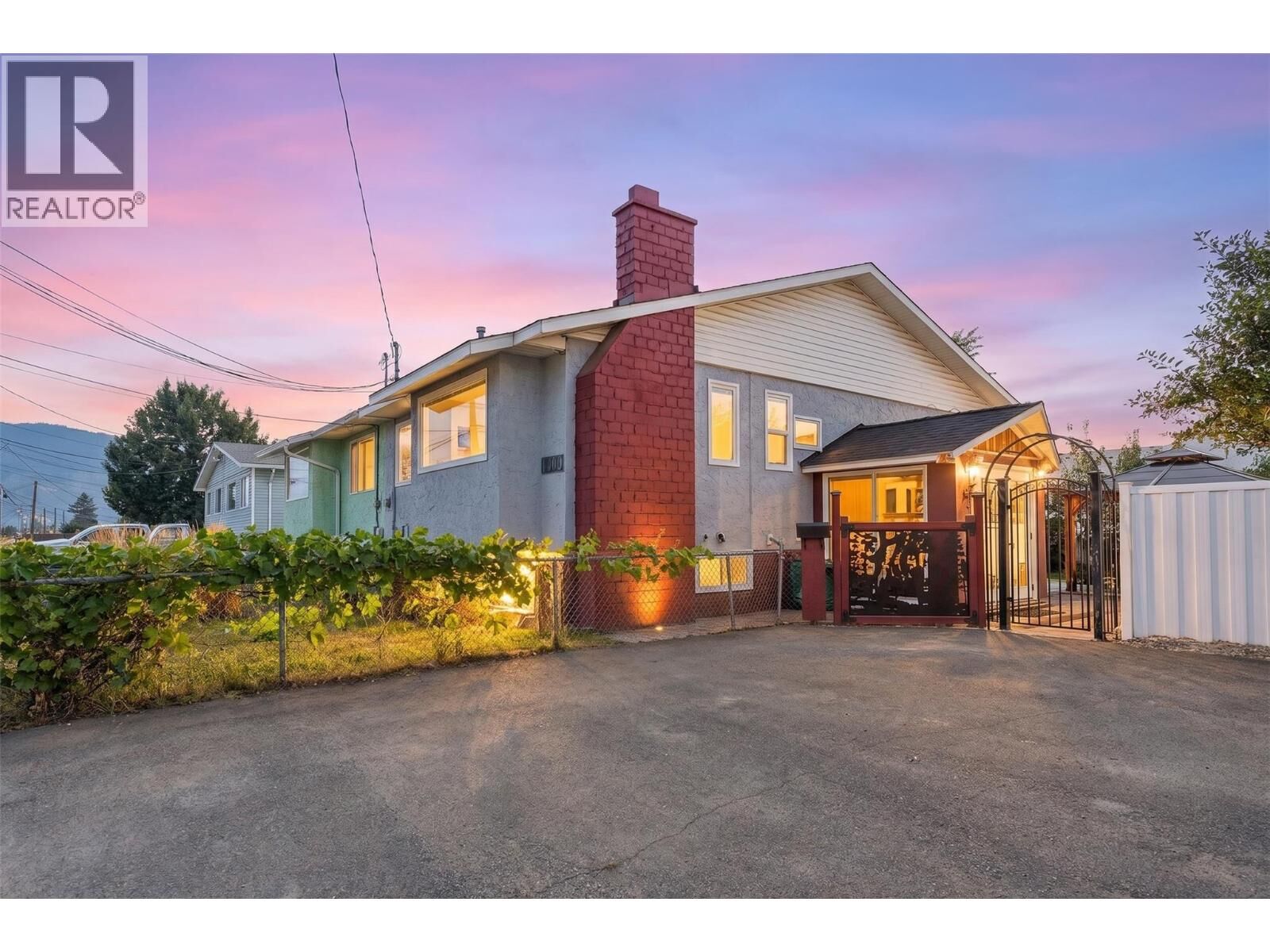 Property Photo: 1090 Windbreak Street BC V2B 5P9