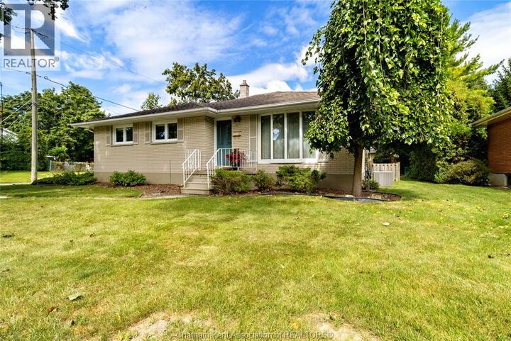 Property Photo:  199 Tweedsmuir Avenue East  ON N7M 4A3 