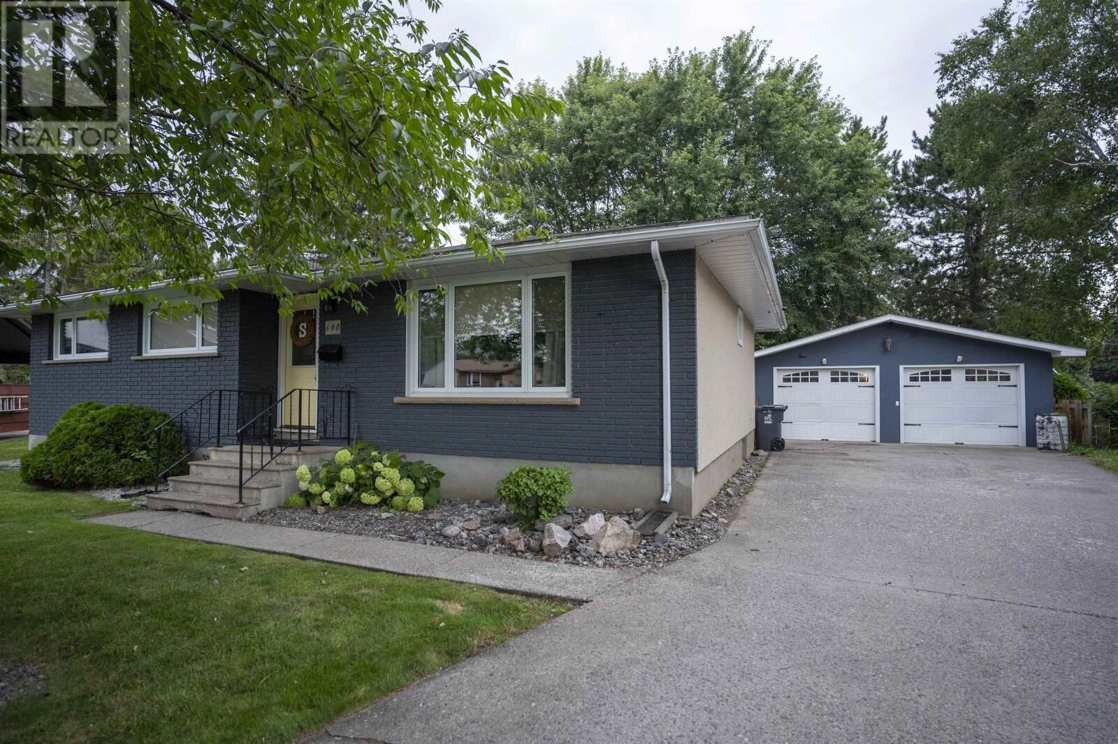 Property Photo:  600 Ashdale Pl  ON P7E 3M6 