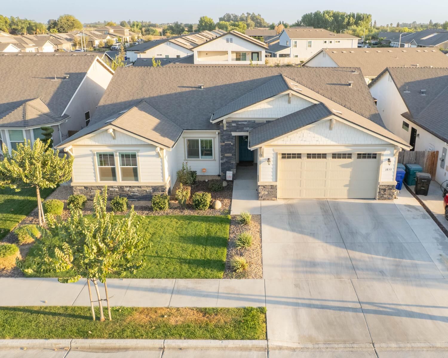 Property Photo:  1593 W Date Avenue  CA 93257 