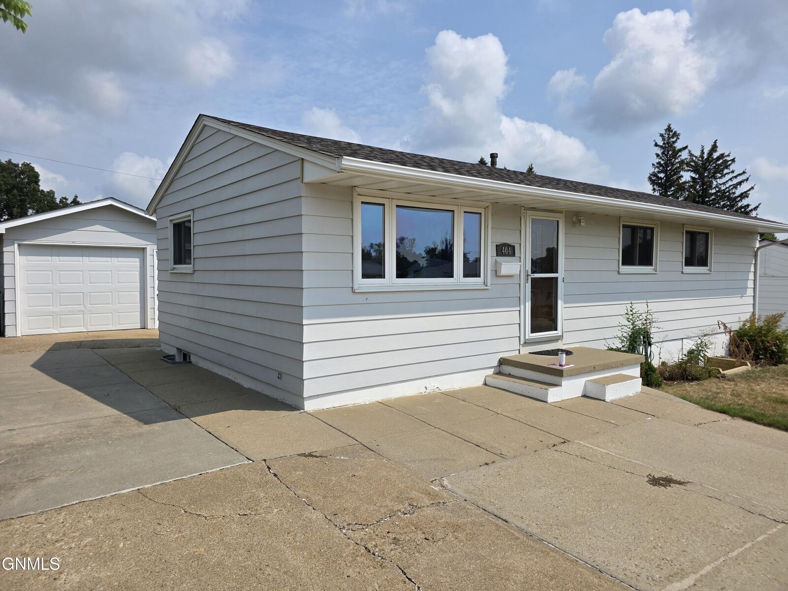 Property Photo:  404 12th Street NW  ND 58554 