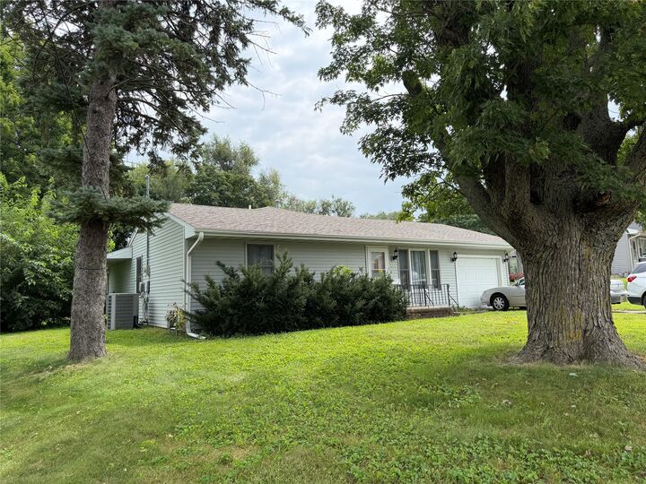 Property Photo:  404 E 25th Street S  IA 50208 