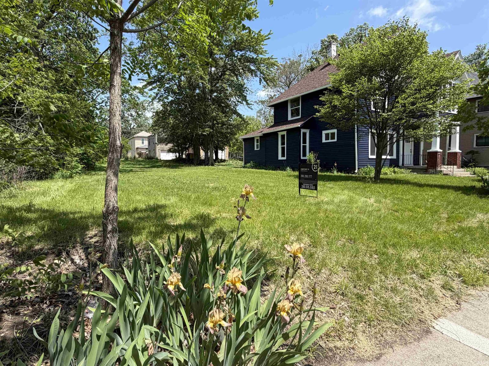 Property Photo:  318 W Creighton Avenue  IN 46807 