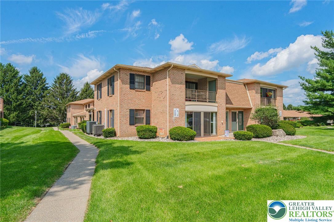 Property Photo:  2776 Rolling Green Place  PA 18062 
