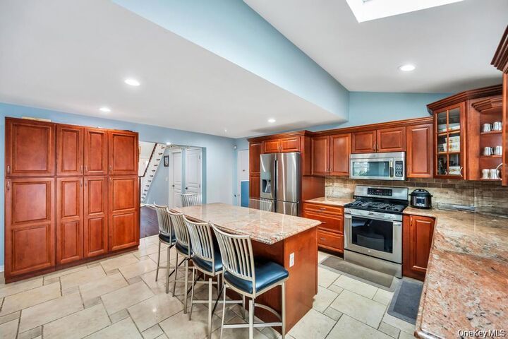 Property Photo:  6 Garden Circle  NY 11791 