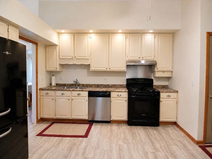 Property Photo: 1010 Fox Run Lane IL 60102