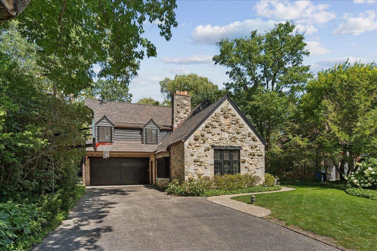 Property Photo:  315 N Deere Park Drive  IL 60035 